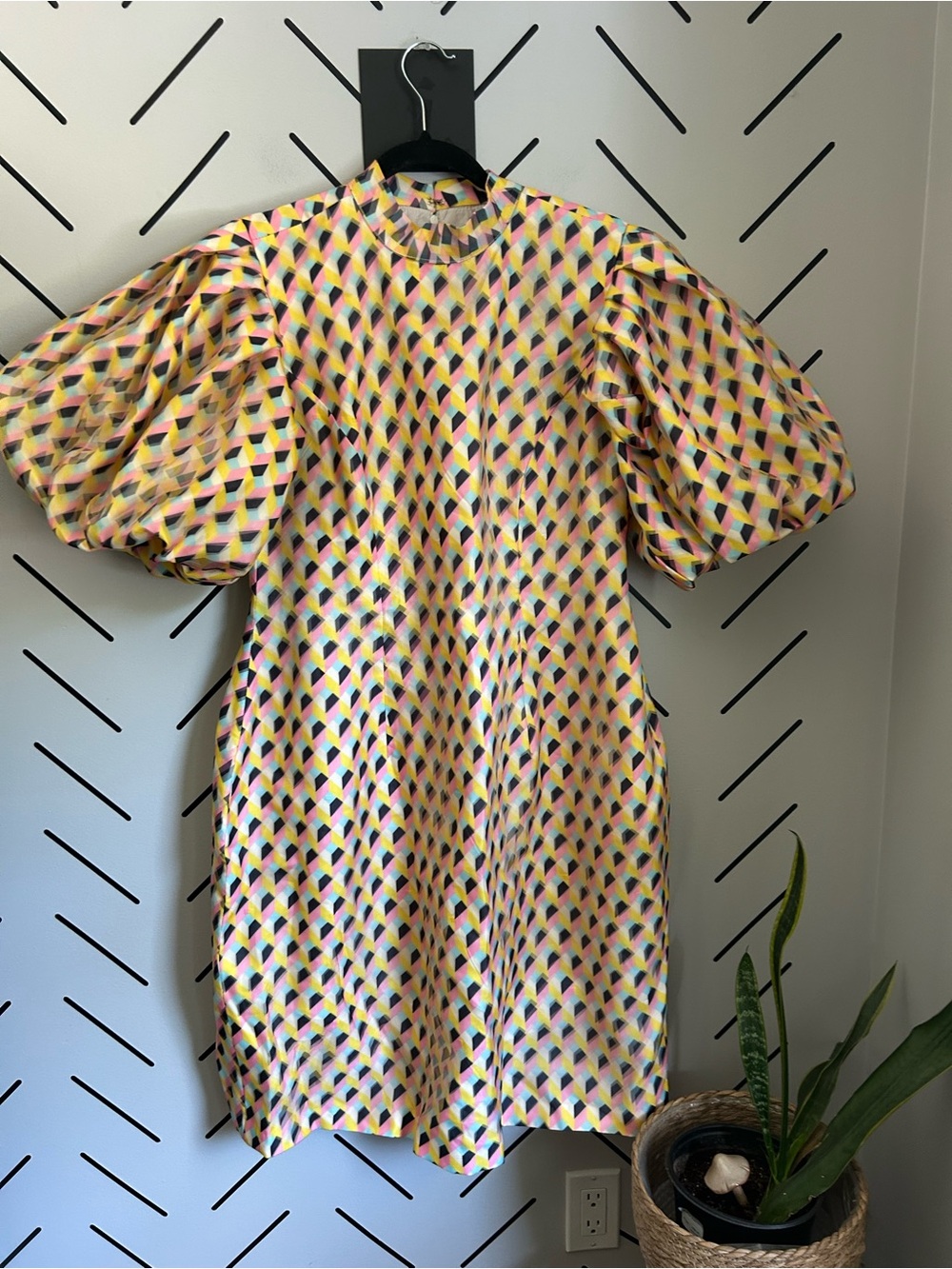 Stunning geometric retro style puff sleeve dress